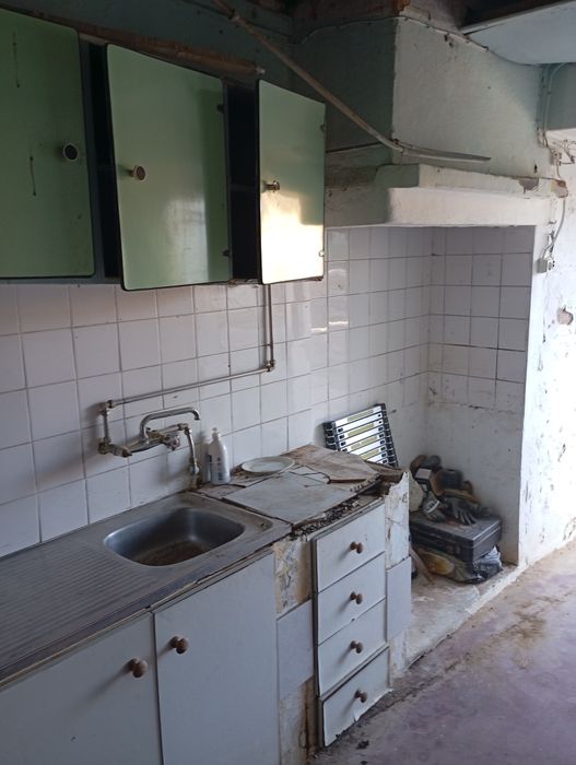Vendo moradia geminada para remodelação