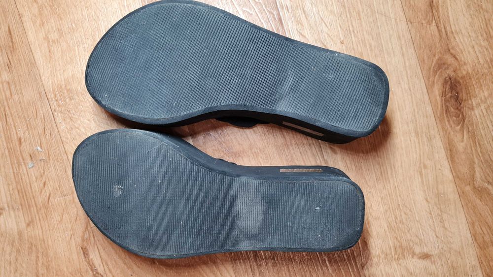 Чорні шльопанці Victoria's Secret