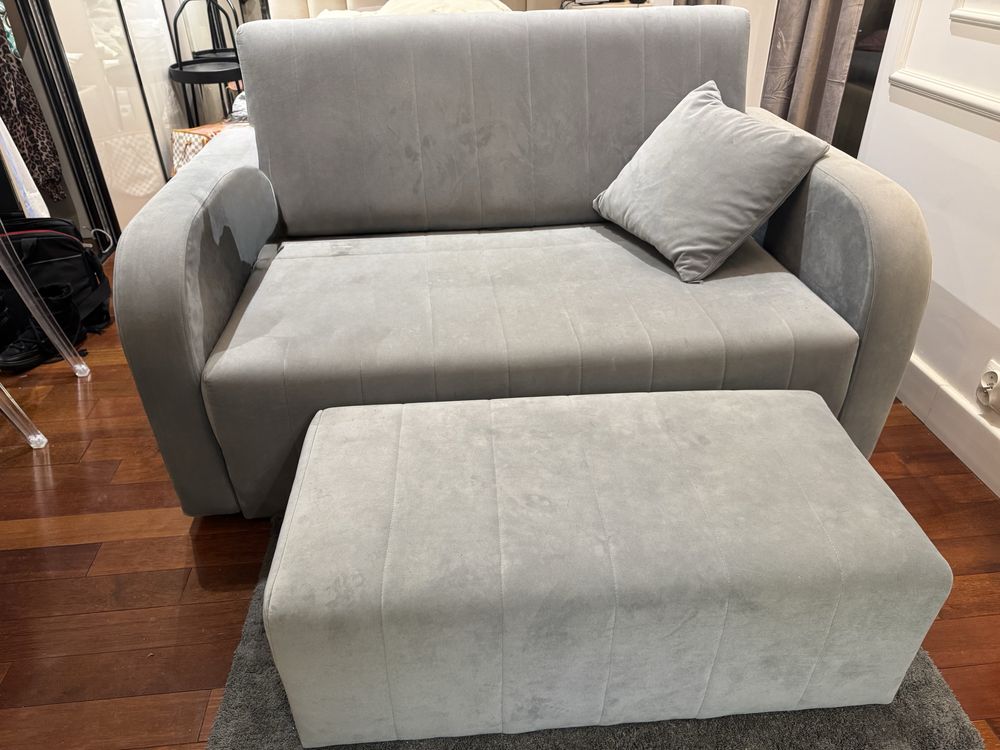 Sofa rozkładana 2-osobowa + pufa | wolnostojąca | szer. 145 cm | szara