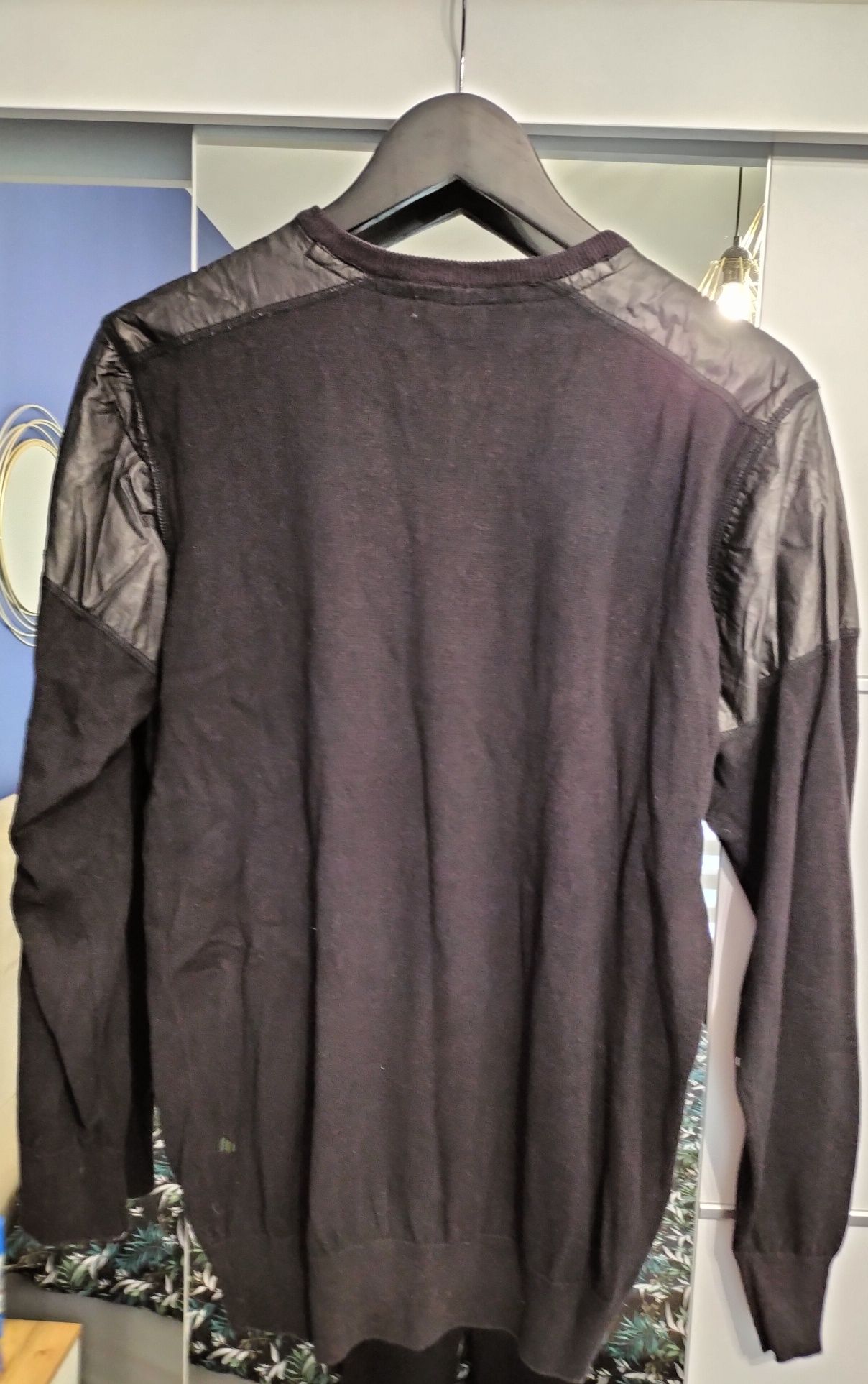 Czarny sweter ze skórzanymi wstawkami