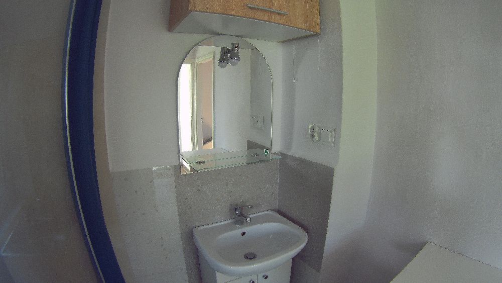 lustro łazienkowe nad umywalkę z oświetleniem led kinkietem