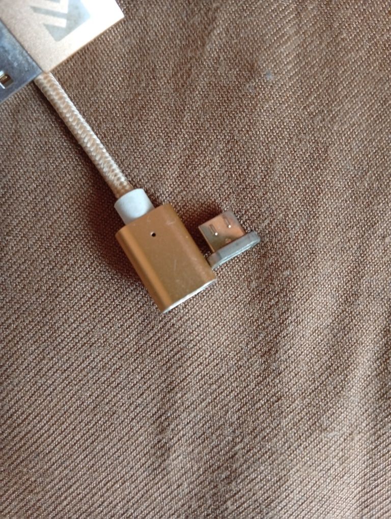 USB Кабель для зарядки телефона на магнитах.
