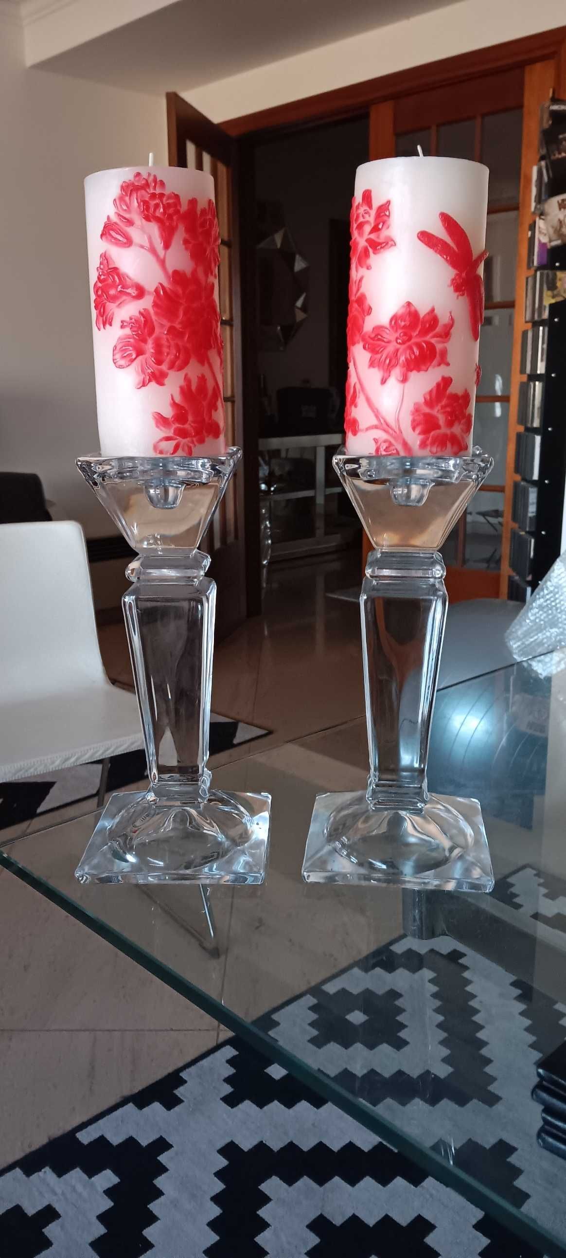 2 Candelabros em vidro com velas adornadas
