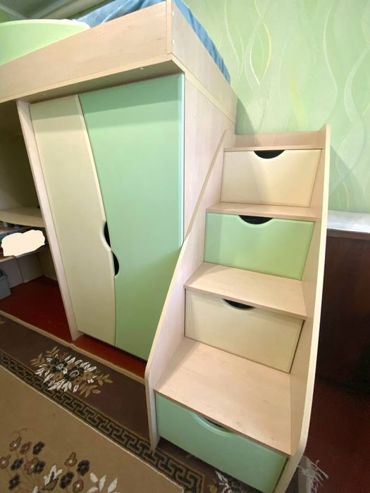 Дитяче ліжко-горище зі столом, поличкою, шафою та матрацом