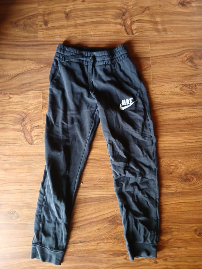 Spodnie dresowe nike  chłopięce 128-137cm