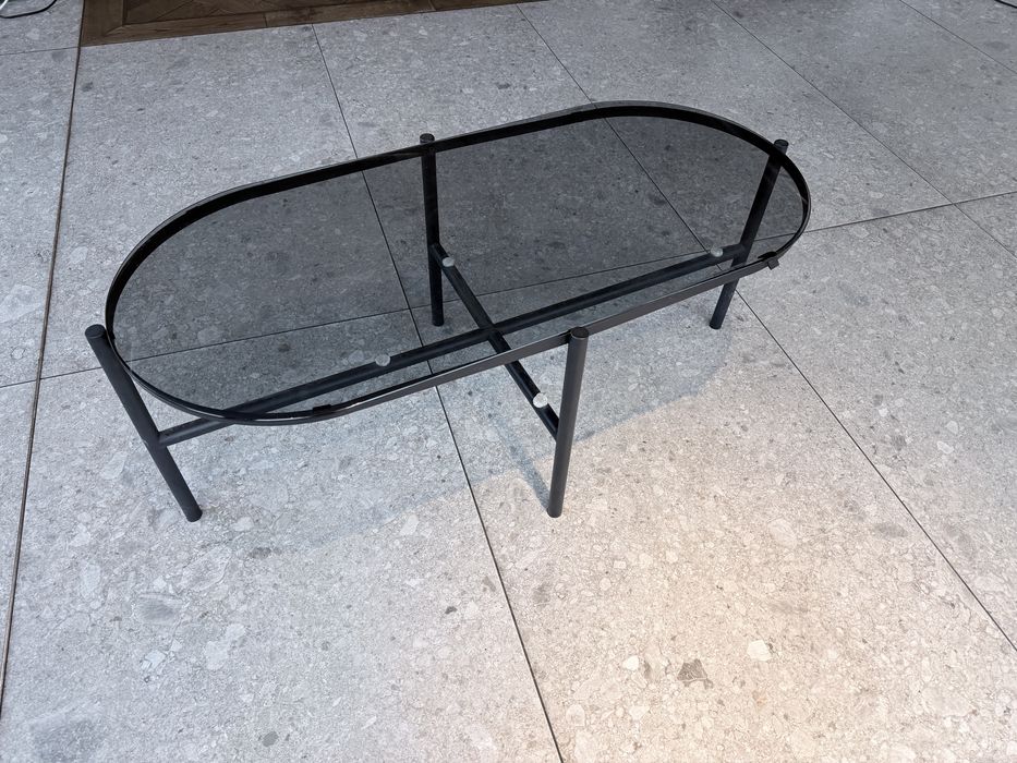 Szklany stolik na metalowej ramie