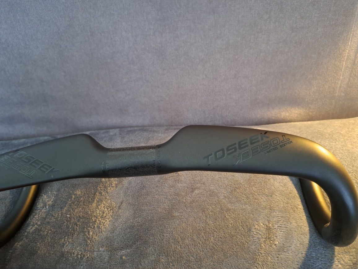 Kaebonowa kierownica Toseek Aero 420/440mm czarna NOWA