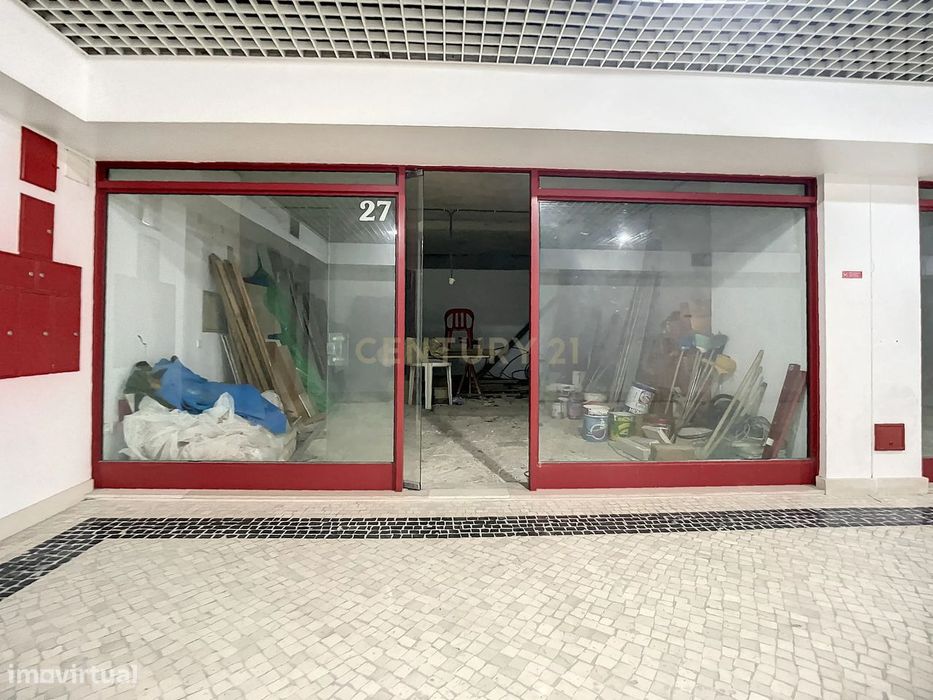 Loja no Edifício Varandas em Nazaré - frente mar