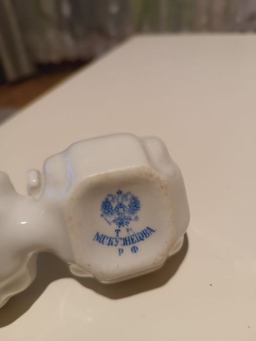 Kuzniecow solniczka porcelanowa