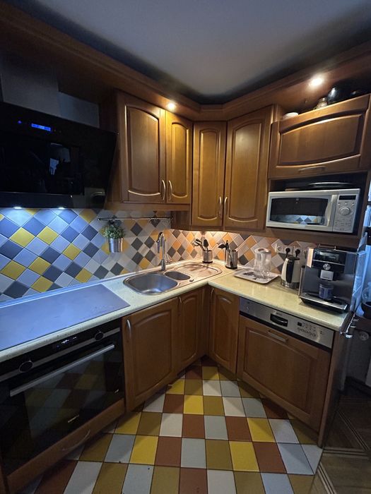 Meble kuchenne ze zmywarka i okapem