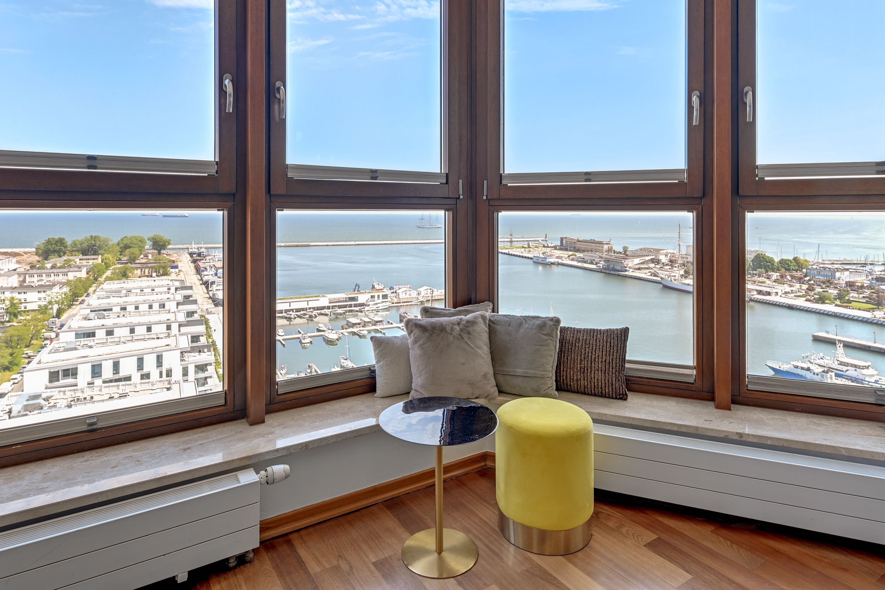 Sea Towers - widok na morze, miasto, port i plażę - hala garażowa
