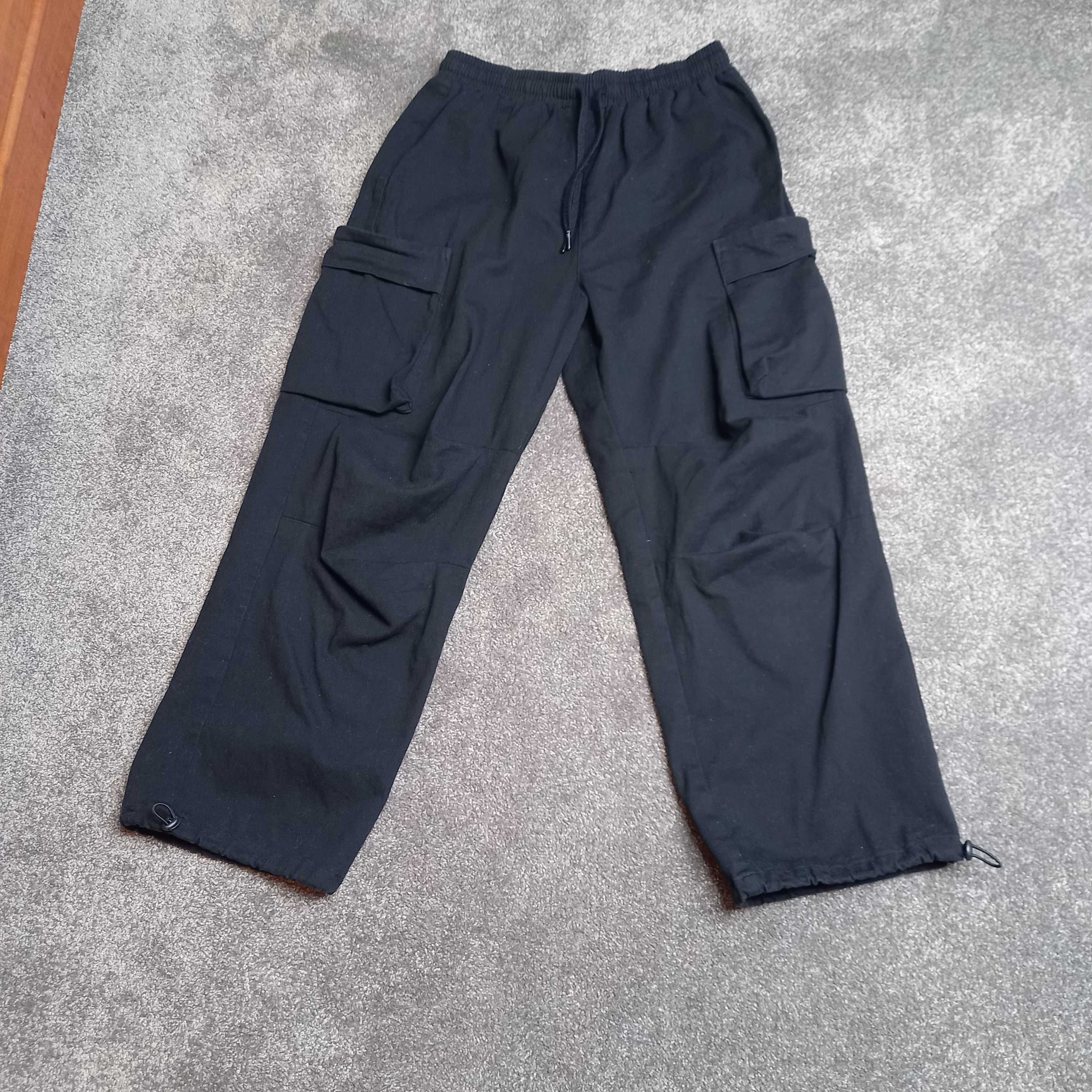Czarne męskie spodnie typu parachute Cropp