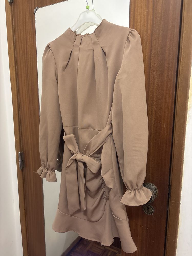 Vestido bege com folho e laço cintura.
