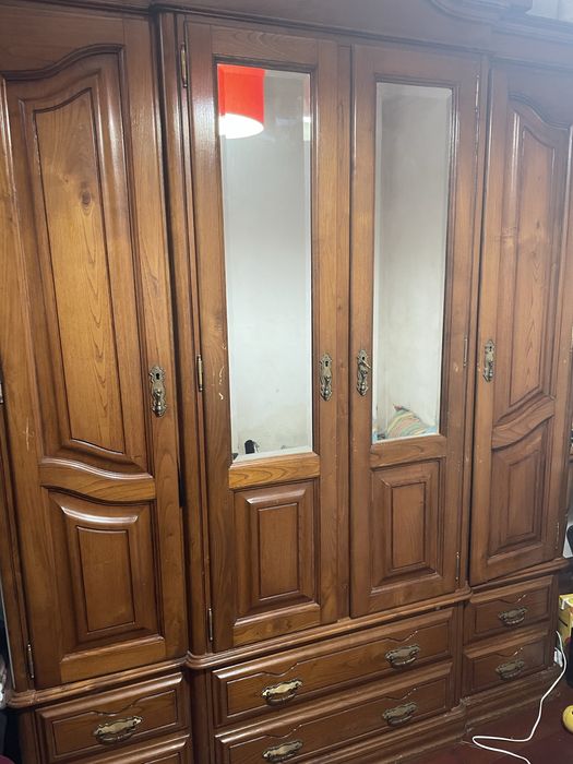 Guarda vestidos usado, com 4 portas e gavetas