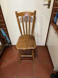 Drewniane krzesło stare vintage do renowacji stabilne