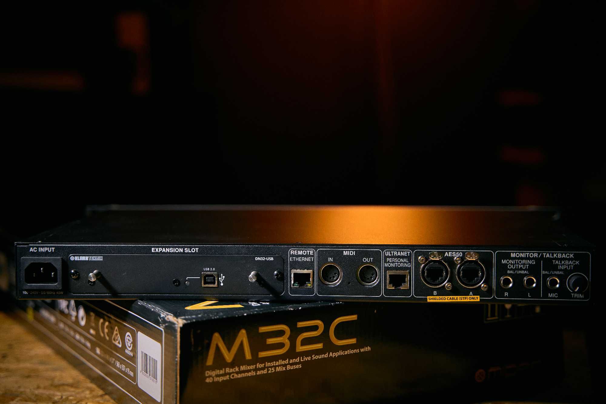 Mikser cyfrowy MIDAS M32c