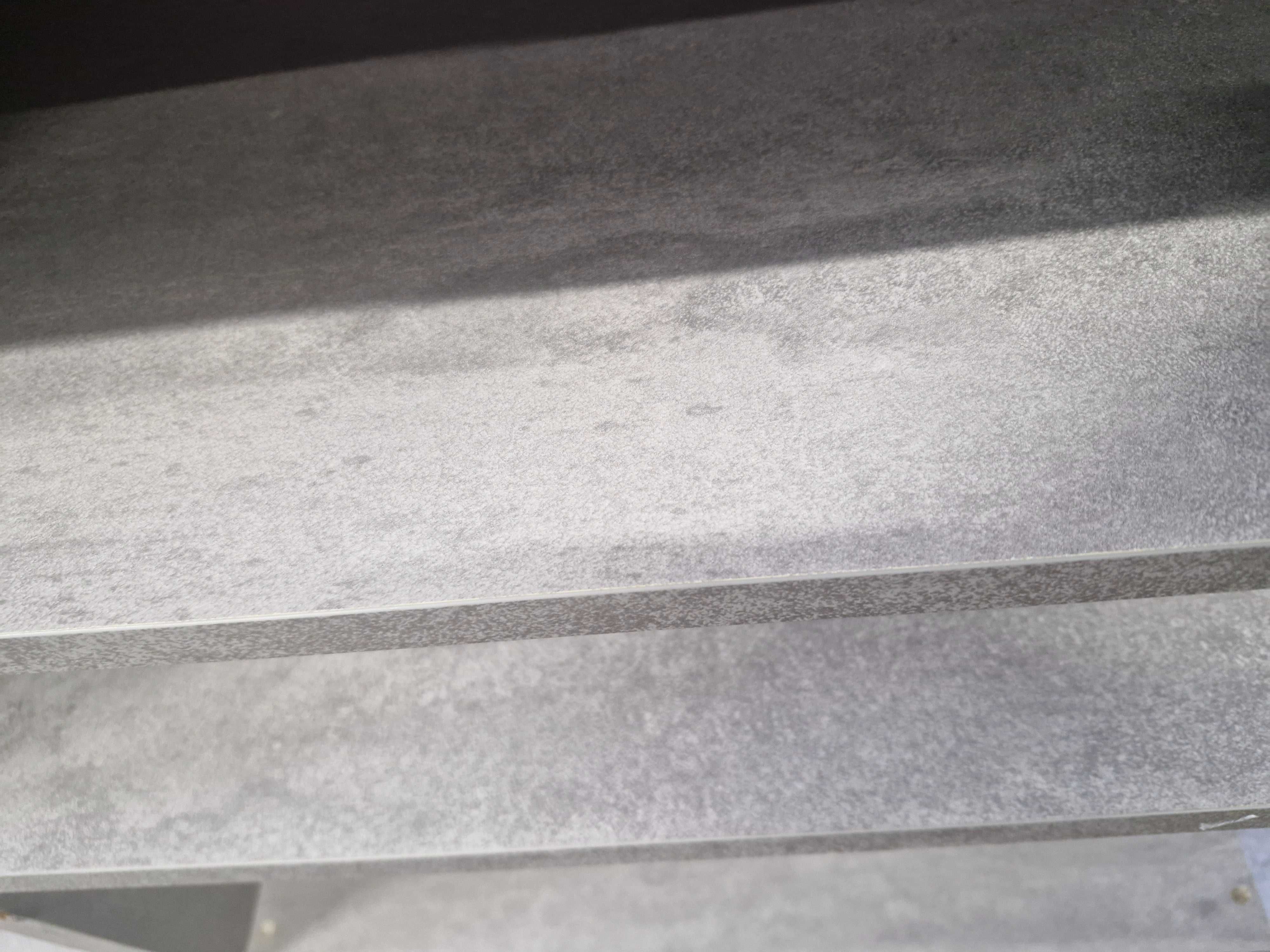 REGALY JAK NOWE BIURO SKLEP kolor szary beton cala ekspozycja sklepu