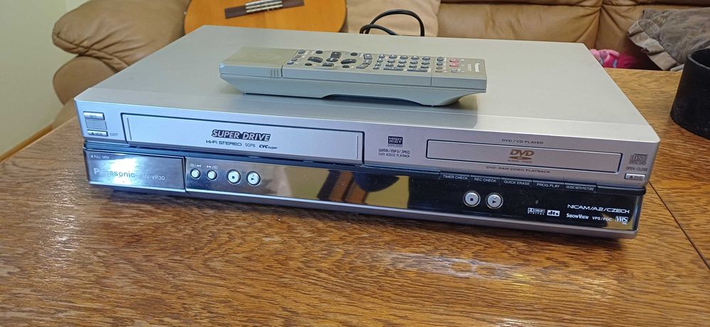 Panasonic NV-VP30 - Combo magnetowid VHS DVD Pilot