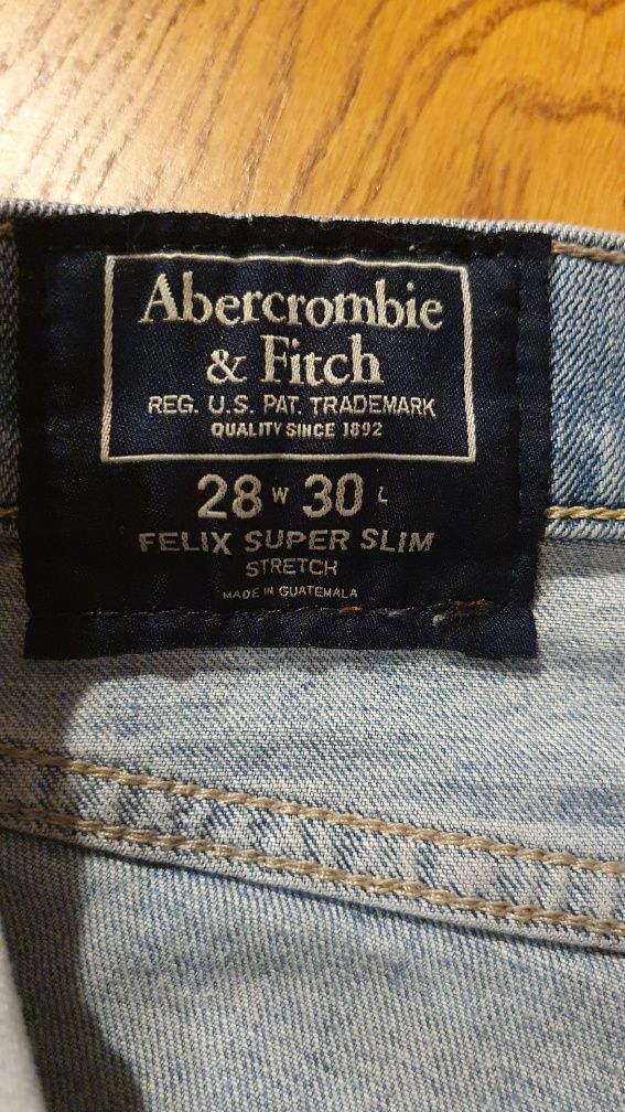 Jeansy z rozdarciami prosta nogawka średni stan Abercrombie & Fitch