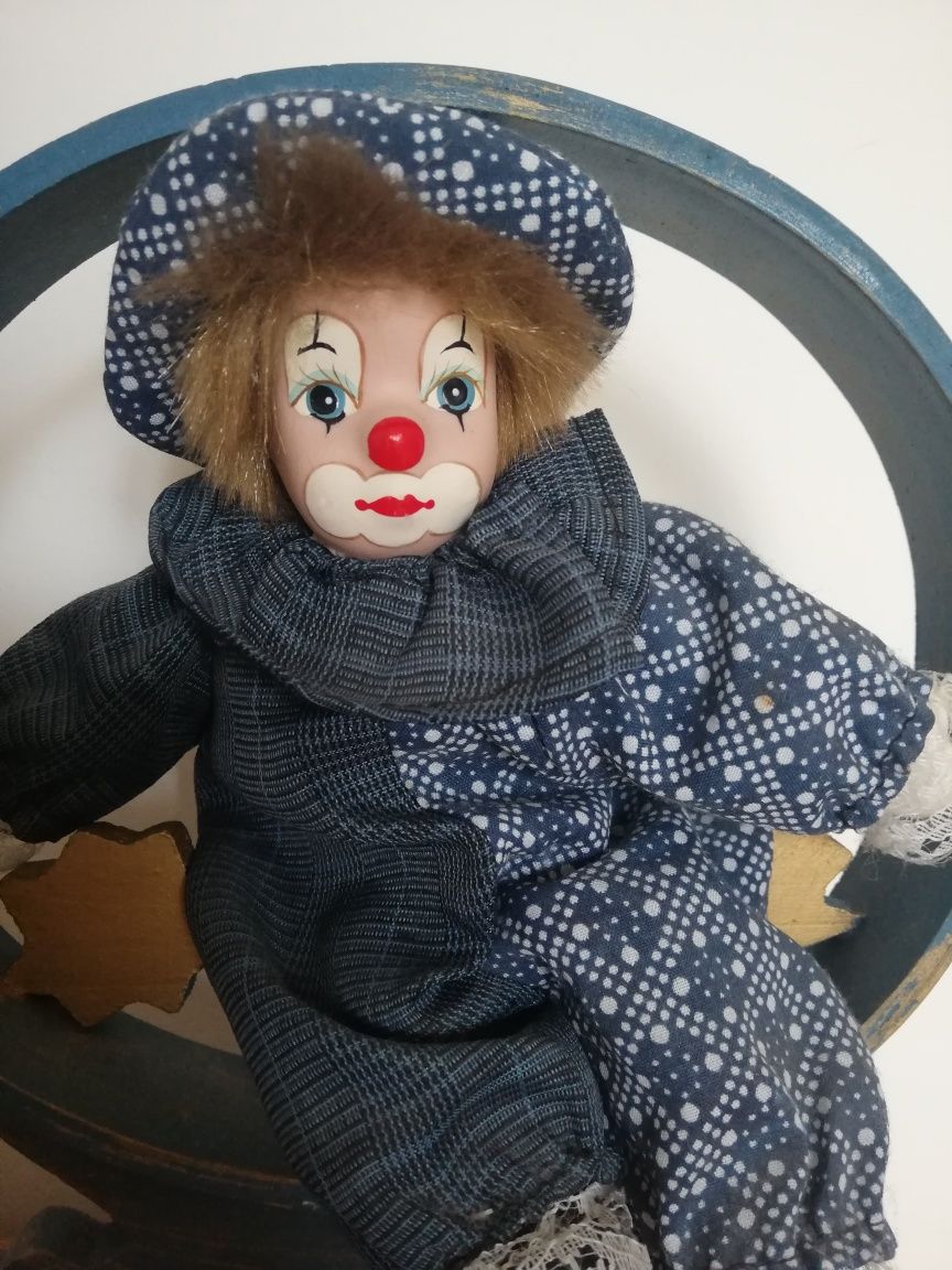 Clown porcelanowy na stojaku 23cm