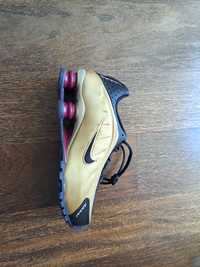 Sapatilhas Nike air douradas e pretas
Tamanho: EUR 38, UK5