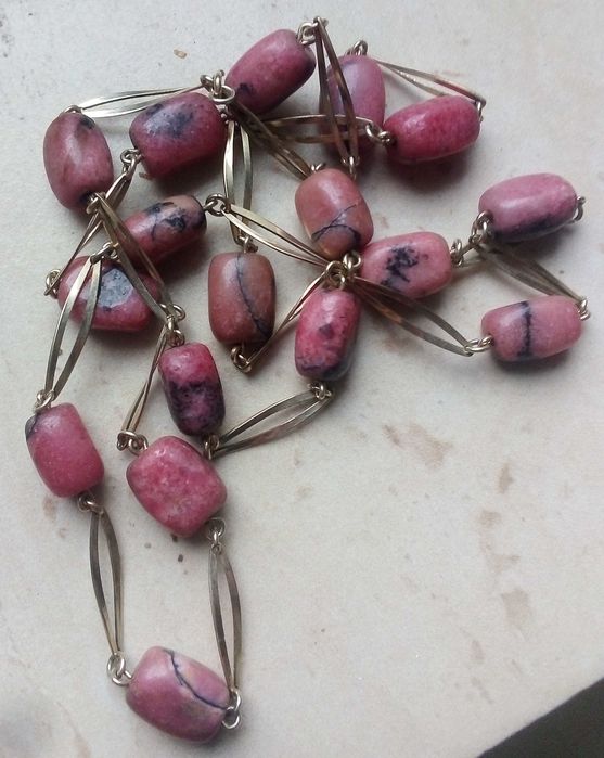 Sprzedam piękny naszyjnik z kamieniami rodonitu