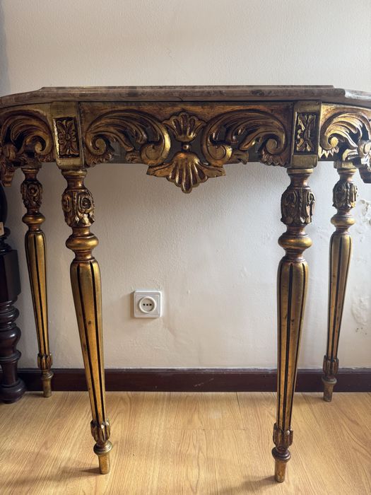 Mesa com tampo de pedra