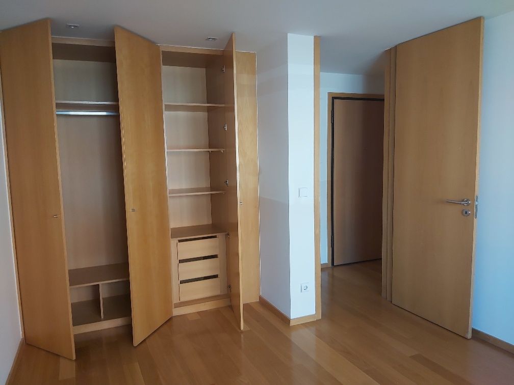 T1- com garagem e bem localizado.