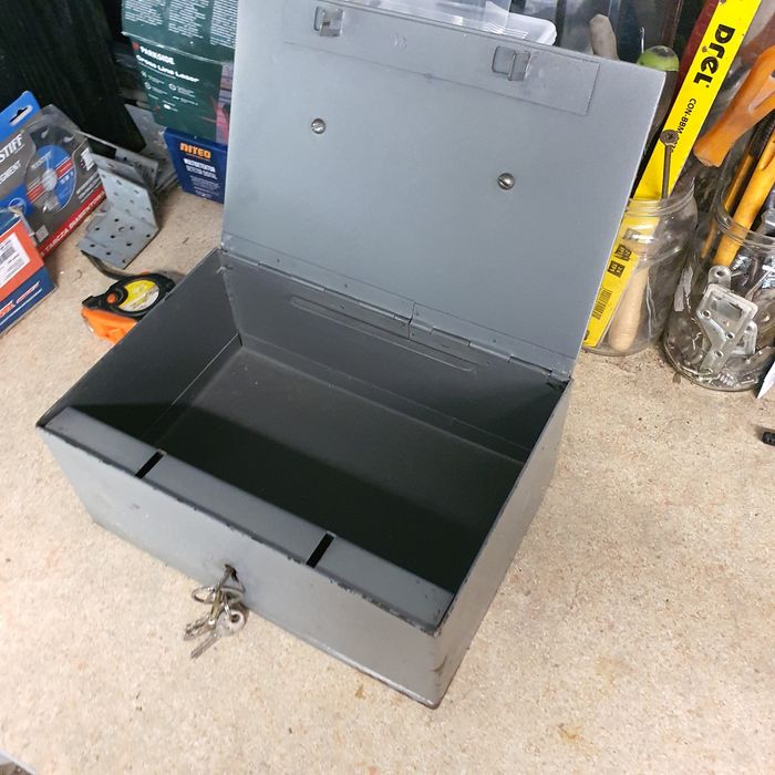 Sprzedam kasetkę z grubej blachy