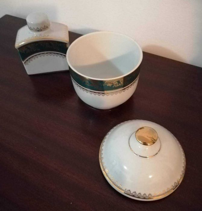 Porcelana - Frasco Magalhães e Pote em motivos verde e dourado