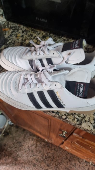 Sapatilhas  da adidas material  novo sem uso motivo da venda tenho out