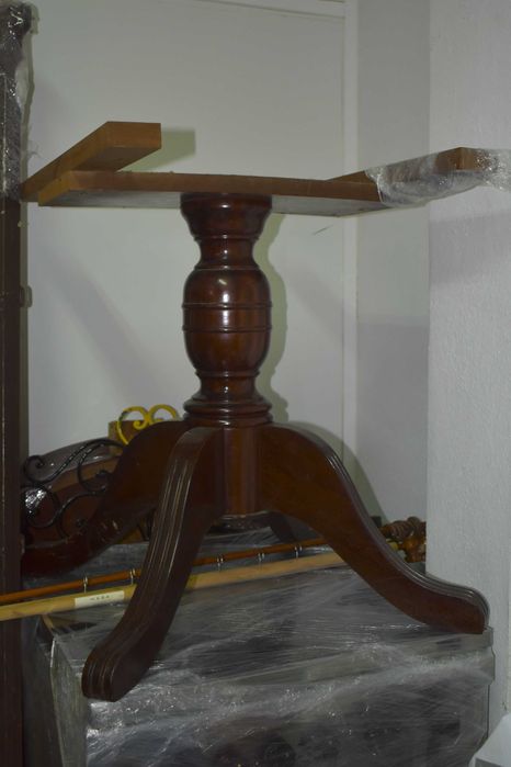 Mesa de sala em madeira com base tripé e tampo redondo