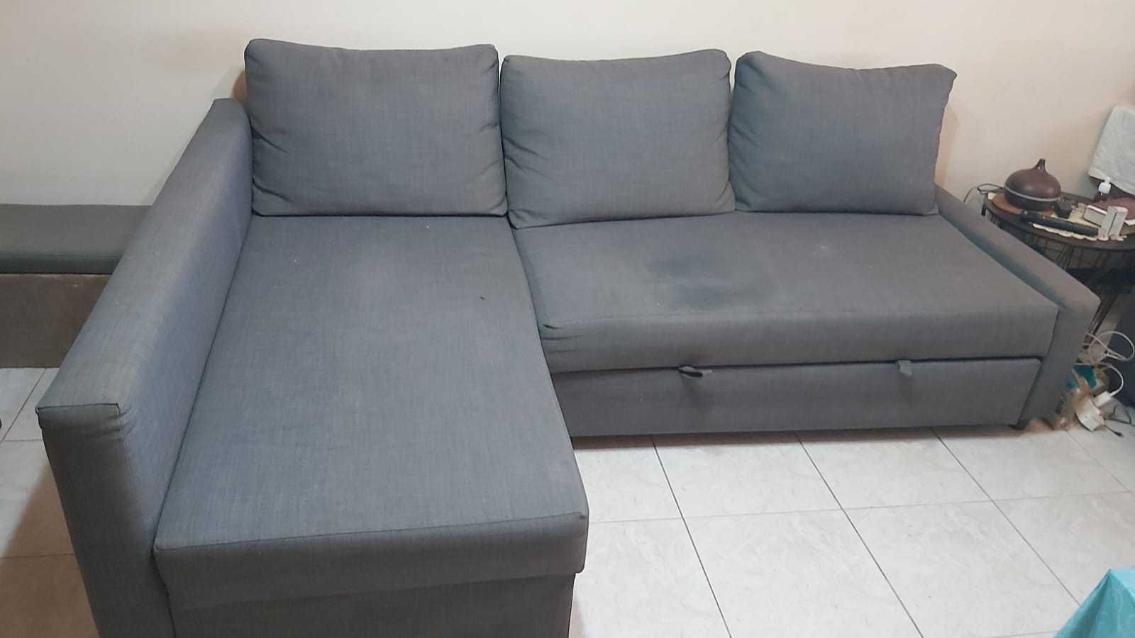 sofá confortável com espaço de arrumação