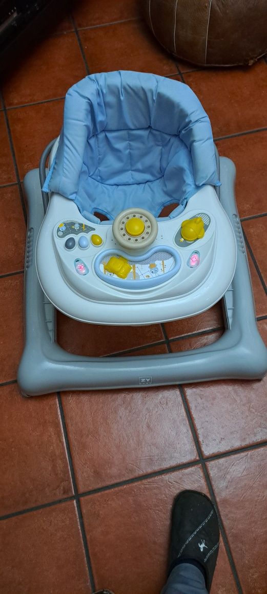Vendo uma cama de viagem e um voadores para crianças