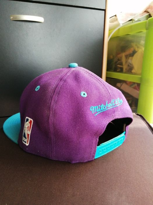 Vários caps e snapbacks