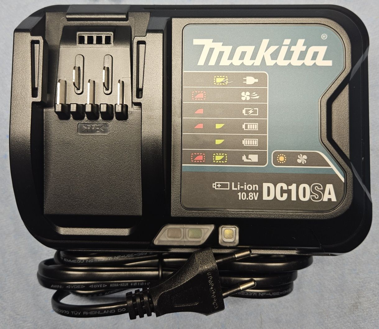 Ładowarka Makita DC10SA oraz DC10WA.
