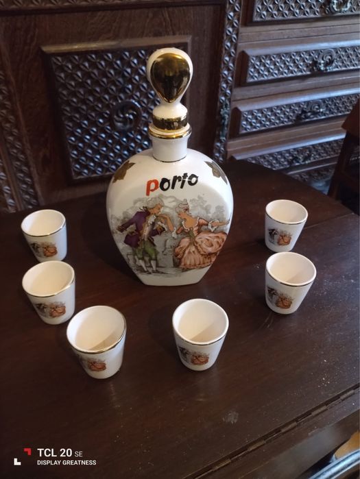 Garrafa para servir bebida e seis copinhos de louça