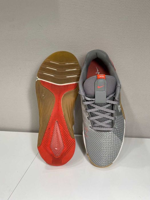 Кросівки Versace, Bottega Veneta, Nike все оригінальне