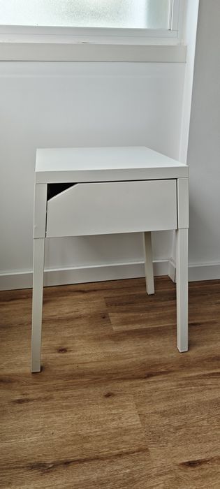 Ikea SELJE mesa de cabeceira