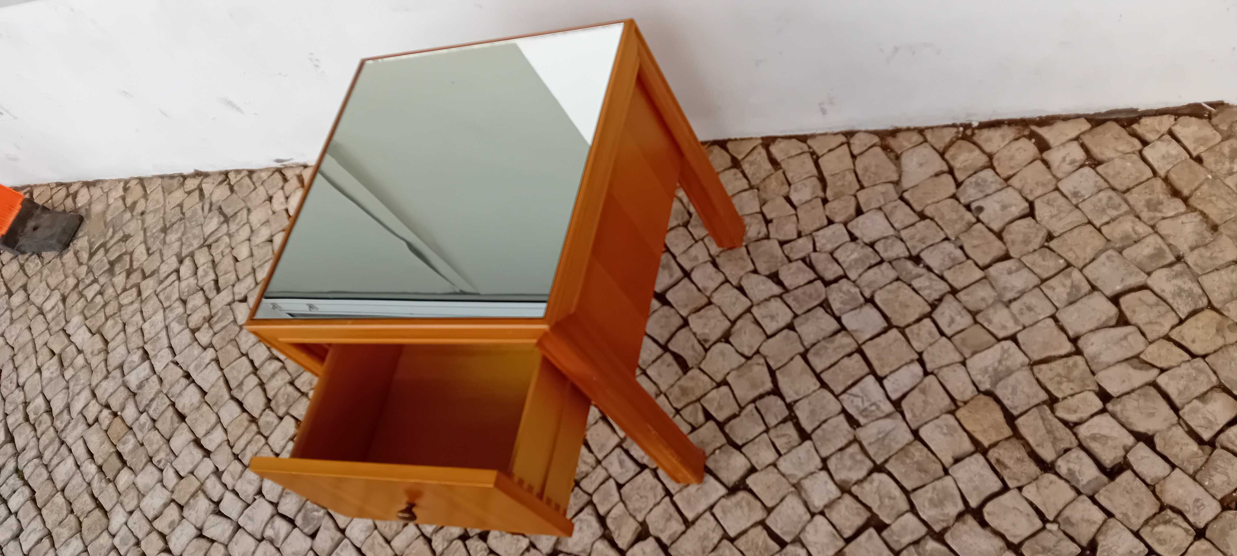 Baixa de preço! Mesas de cabeceira quadradas!