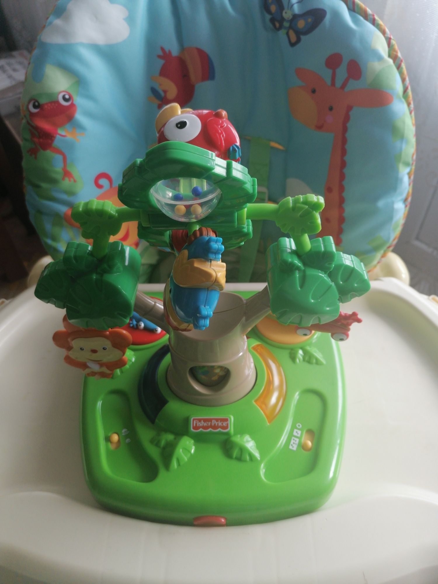 Fotelik do karmienia Fisher Price Rainforest z grającą zabawką