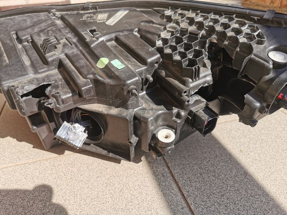 Продаю праву фару Audi E-tron