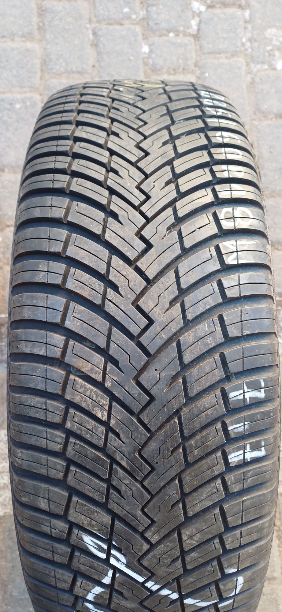 PIRELLI 225/60R18 104V , pojedyńcza opona wielosezonowa.