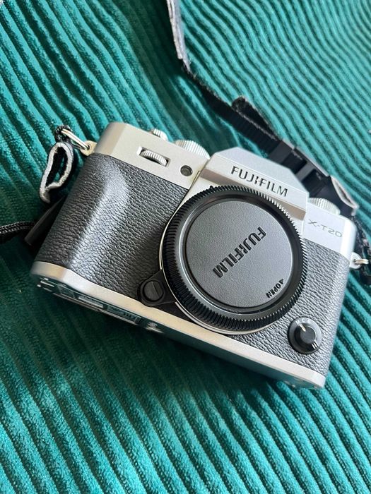 Srebrny Fujifilm x-t20 samo body + torba + dodatkowa bateria