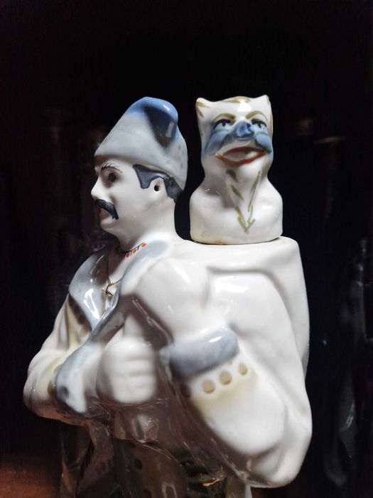 Garrafa antigade de porcelana, origem ucraniana