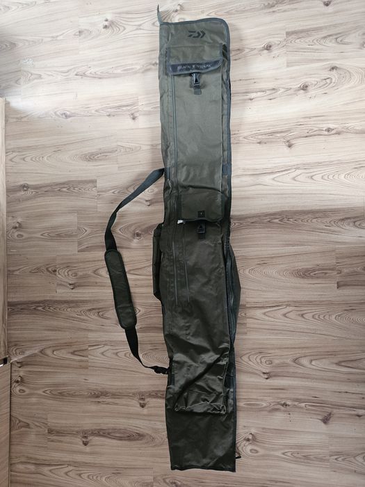 Karpiowy Pokrowiec Na Wędki  Daiwa Black Widow