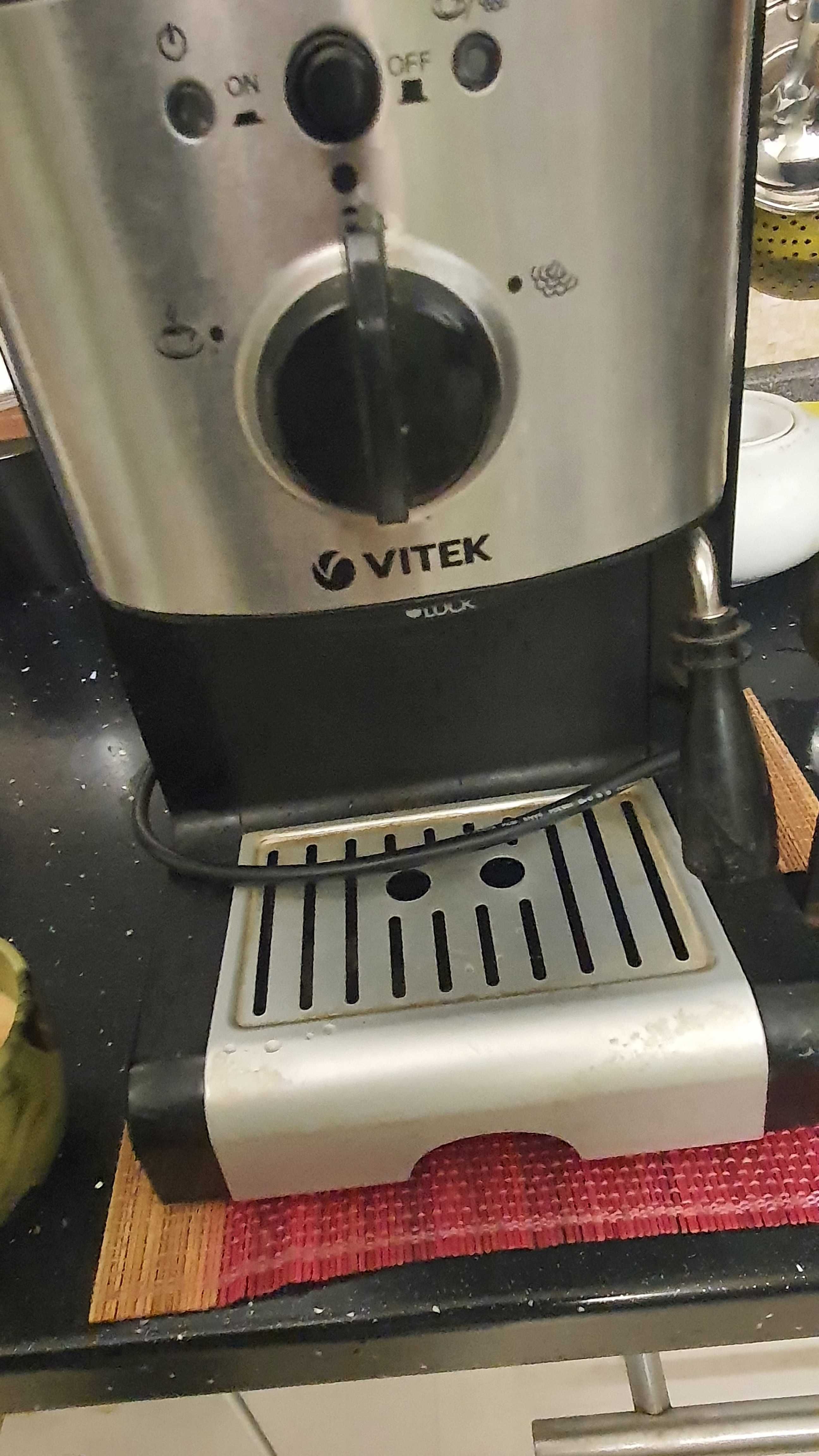 Кофеварку эспрессо VITEK в отличном состоянии в комплекте.