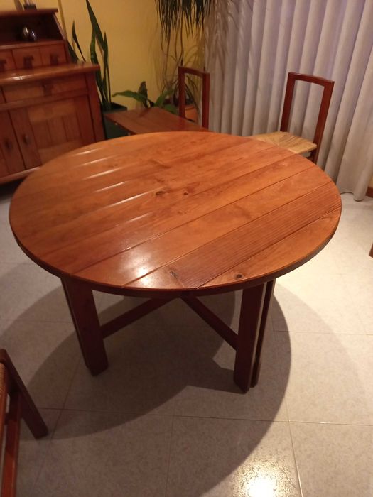 Mesa oval ou redonda de sala de jantar e cadeiras