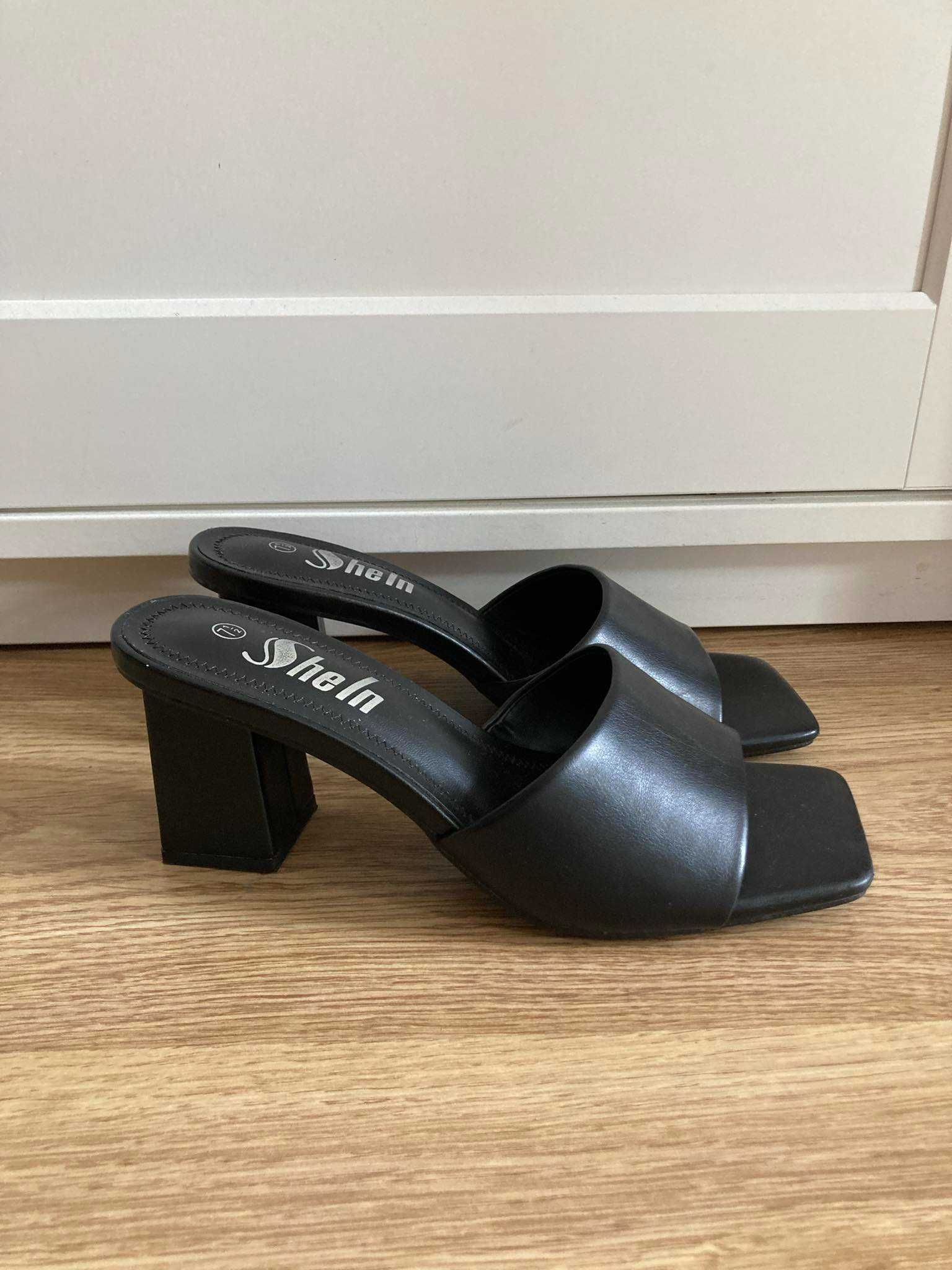 czarne klapki na klocku czarne mule klapki na kwadratowym obcasie