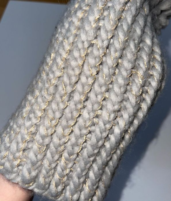 Szara czapka zimowa z pomponem ze złotą nitką [House]